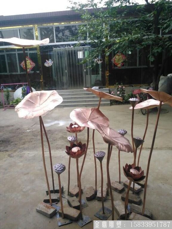 锻铜荷花雕塑
